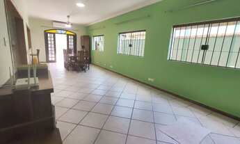 Imagem 2: Sobrado à venda no Centro de Bertioga com 4 dormitórios sendo 2 suítes, living amplo e 3 v