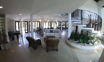 Imagem: Mansão espaçosa em estilo colonial à