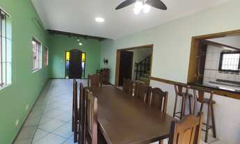 Imagem 6: Sobrado à venda no Centro de Bertioga com 4 dormitórios sendo 2 suítes, living amplo e 3 v