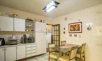 Imagem 3: SOBRADO RESIDENCIAL DE 209M² POSSUI 3 DORMITÓRIOS, 1 BANHEIRO E 3 VAGAS Á VENDA NA REGIÃO