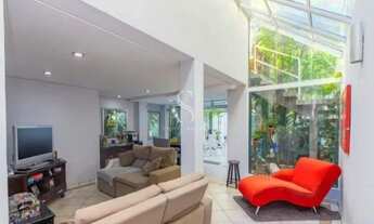 Imagem 2: VILA MADALENA - CASA ASSOBRADADA DE 280m² COM 3 QUARTOS, 1 SUITE, PISCINA E 5 VAGAS Á VEND