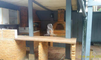 Imagem 2: CASA TÉRREA DE 253M² POSSUI 4 DORMITÓRIOS (1 SUÍTE), 1 SALA E 3 VAGAS, À VENDA NA REGIÃO D