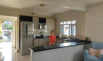 Imagem: 3 casas e 3 salões comerciais em esquina