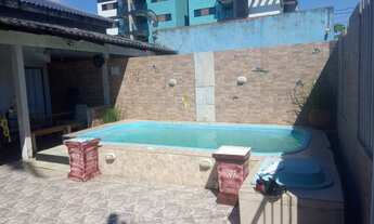 Imagem 3: Casa em Guaratuba com piscina em rua pavimentada, sozinha no terreno e poucos metros do ma