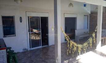 Imagem: Casa em Guaratuba com piscina em rua pavimentada