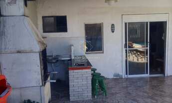 Imagem 4: Casa em Guaratuba com piscina em rua pavimentada, sozinha no terreno e poucos metros do ma