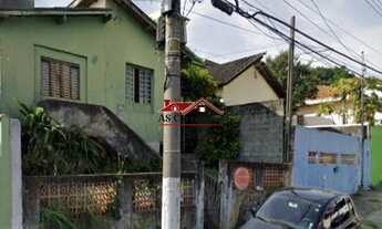 Imagem 3: Terreno com generosos 303 m², acompanhado por uma casa antiga, em um terreno em aclive