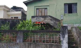 Imagem 2: Terreno com generosos 303 m², acompanhado por uma casa antiga, em um terreno em aclive