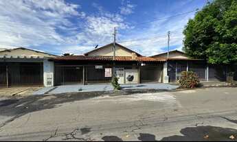 Imagem 2: Imperdível casa à venda no Setor Bueno em Goiânia-GO: 3 quartos, 1 suíte, 2 salas, 3 banhe