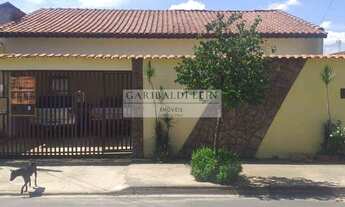 Imagem 1: 3 dormitórios, 1 suítes, 2 banheiro, 2 vagas na garagem, 180M² de Área Construída