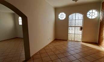 Imagem 2: 3 dormitórios, 1 suítes, 3 banheiro, 3 vagas na garagem, 237M² de Área Construída