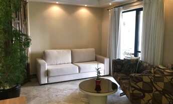 Imagem: Apartamento repleto de armários e sacadas