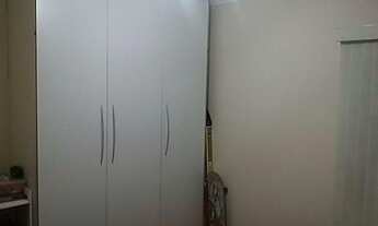 Imagem 3: O apartamento possui 100 metros quadrados com 3 amplos dormitórios, móveis fixos e planeja