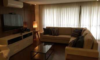 Imagem 5: Apartamento com 173 metros quadrados, 3 dormitórios com armários sendo 1 suíte com hidroma