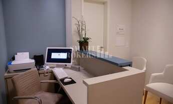 Imagem 2: Sala comercial mobiliada para consultório para locação com 37 metros, 2 banheiros e 1 vaga