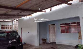 Imagem 2: Casa ampla com quintal amplo. Possui 4 quartos sendo 1 com suíte e 3 vagas de garagem cobe