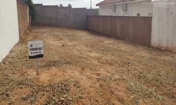 Imagem: TERRENO PLANO, murado dos lados e nos fundos