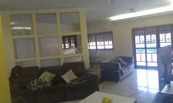 Imagem 3: Casa Sobrado / 4 dormitórios sendo 3 Suítes / Condomínio Residencial Coleginho / Piscina