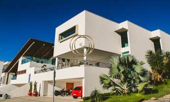 Imagem 3: Sobrado, com garagem para 9 carros, sendo 3 destas cobertas, além de um cômodo específico