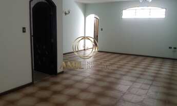 Imagem 3: Linda casa com localização privilegiada! Localizada no centro, próximo a tudo