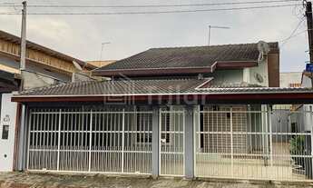 Imagem: Linda casa térrea em frente à praça