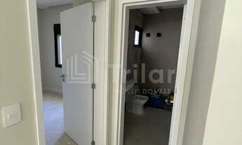 Imagem 4: Lindíssimo sobrado em condomínio fechado com 4 suítes e lazer com piscina com previsão de