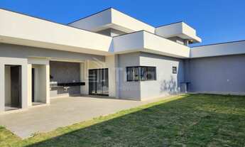 Imagem 3: Uma casa térrea aconchegante em condomínio fechado com 4 dormitórios e 2 suítes