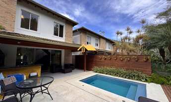 Imagem: Casa com piscina em condomínio à venda