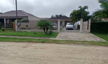 Imagem 4: Imperdível casa à venda em Guaratuba-PR, bairro Coroados: 3 quartos, suíte, sala, 2 banhei