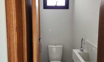 Imagem 6: Casa em condomínio com 3 suítes, 140 m2, sala e cozinha integrada, espaço para churrasquei