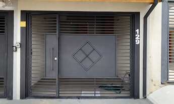 Imagem 2: Casa com 2 dormitórios, 1 suíte, 72 m2, 2 banheiros, garagem fechada com portão eletrônico