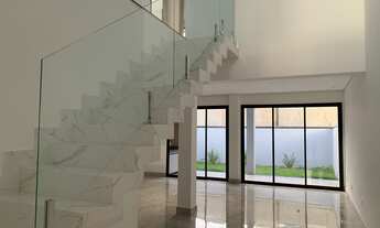 Imagem 3: Casa em condomínio com 134 m2, 3 suítes, 4 vagas de garagem, boiler solar, preparado para