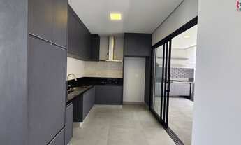 Imagem 2: Casa Térrea em Condomínio, com 3 suítes sendo 1 com closet com piscina