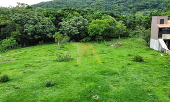 Imagem: Terreno 3.725m² com fundo arborizado à