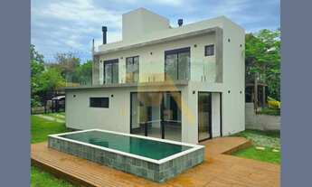 Imagem: Casa Nova com Piscina de Borda Infinita