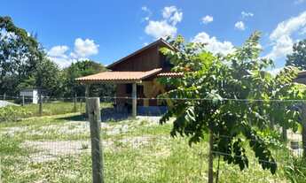 Imagem 2: Casa de Praia em Araçatuba Imbituba com 2 Dormitórios e Terreno Amplo