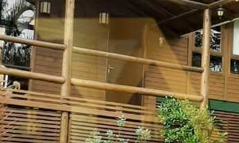 Imagem 2: Pousada com cabanas e casa principal na Praia do Rosa