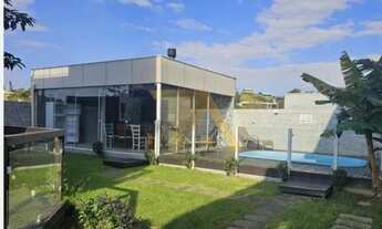 Imagem 4: Casa mobiliada com orientação solar nascente, localizada em condomínio com apenas quatro u