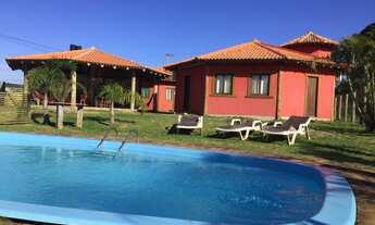 Imagem: Pousada com 4 chalés e 2 lofts, com piscina