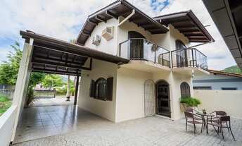 Imagem 2: Casa em Bombinhas/SC, bairro Morrinhos. Com 3 Quartos e 4 vagas de garagem. Apenas 300 met