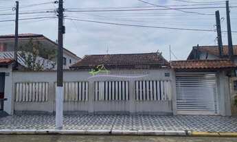 Imagem 2: Casa com piscina a 200m da praia no bairro Califórnia em Itanhaém - lote inteiro, 2 dormit