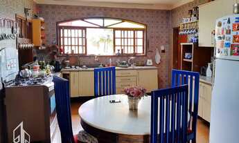 Imagem 3: Casa de alto padrão estilo clássico e atemporal