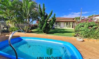 Imagem: Linda casa com piscina, jardim e 902m²