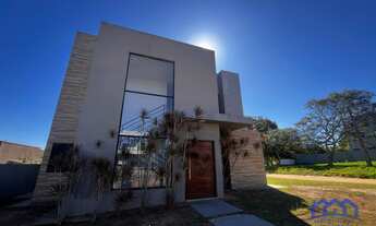 Imagem: Casa com 4 Quartos e 5 banheiros à Venda