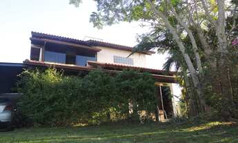 Imagem: Casa Espaçosa de 4 Quartos com Pomar em