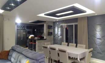 Imagem 2: Casa de Alto Padrão em Garopaba-SC: 3 Dorms, Piscina, 275m², Próx. ao Centro e Praias