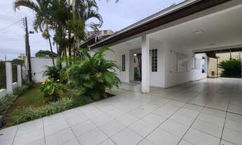 Imagem 4: Casa com Piscina e Localização Privilegiada no Centro de Itapoá, Perto da Prefeitura