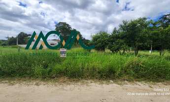 Imagem: Terreno com pouca vegetação, perto da