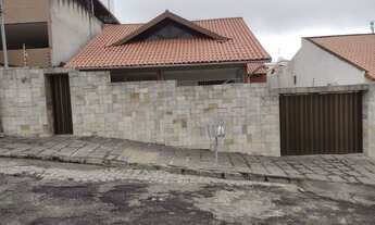 Imagem: Casa com 4 quartos à venda, alto branco