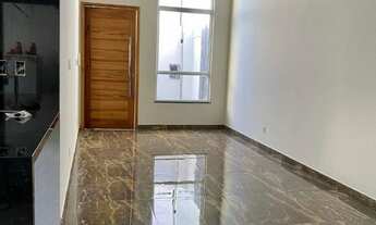 Imagem 2: Casa de 3 Quartos com Pé Direito Alto e LED na Garagem - Luar da Barra